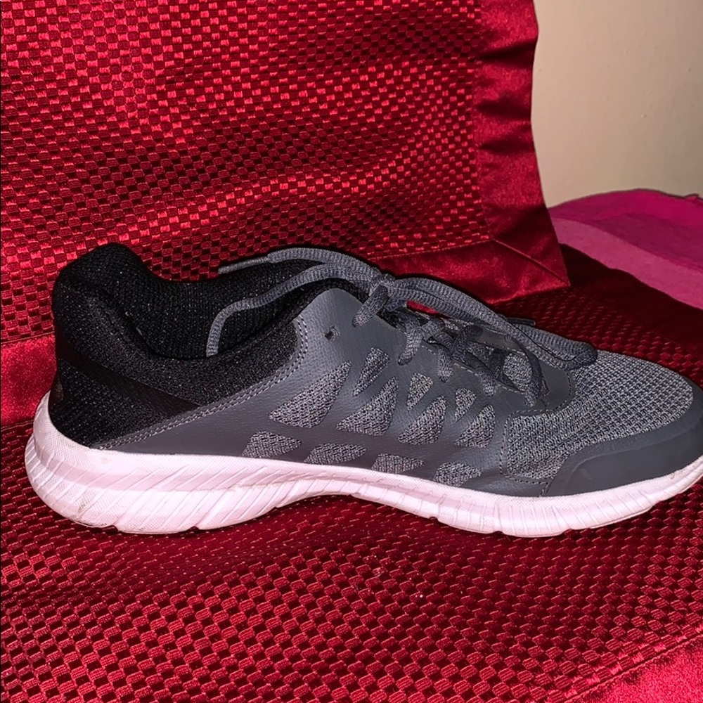 Tennis shoes
